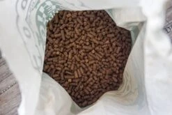 WOOOF Eend 18KG - Geperst Hondenvoer - Hypoallergeen Hondenvoer - Geperste Hondenbrokken - Droogvoer -Dierenwinkel 1200x800 2